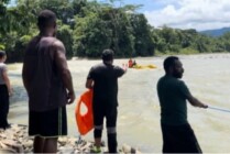 Proses pencarian empat anggota TNI-Polri yang hilang akibat terjatuh dari jembatan gantung Sungai Digoel, Distrik Iwur, Kabupaten Pegunungan Bintang, Papua Pegunungan terus dilakukan. (Foto: Ist)