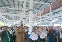 Plt Bupati Mimika, Johannes Rettob berfoto bersama dengan keluarga besar Dishub Mimika, Selasa (31/1/2023). (Foto: Kristin Rejang/Seputarpapua)