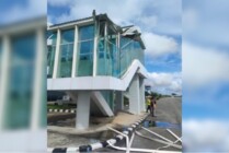 Kondisi bangunan garbarata Bandara Mopah, Merauke, Papua Selatan, pasca tertabrak sayap pesawat Lion Air, Kamis (26/1/2023). (Foto: Ist)