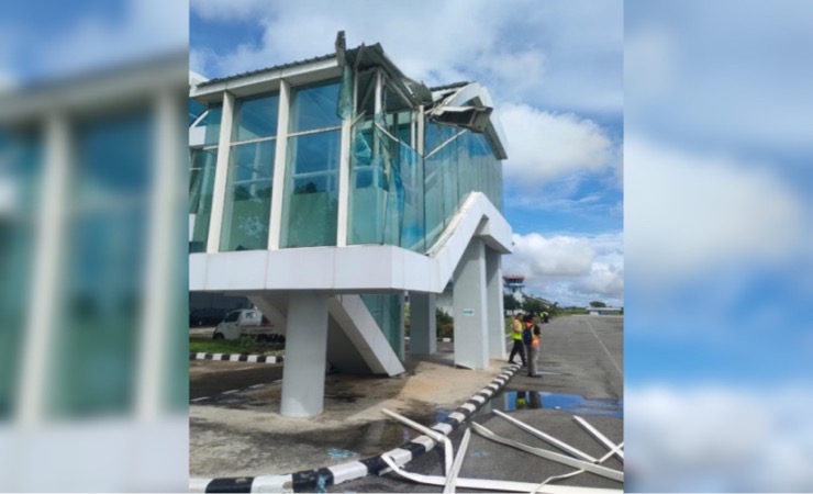 Kondisi bangunan garbarata Bandara Mopah, Merauke, Papua Selatan, pasca tertabrak sayap pesawat Lion Air, Kamis (26/1/2023). (Foto: Ist)