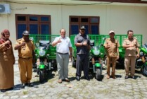 KENDARAAN | Kepala DLH Mimika dan Anggota DPRD Mimika saat foto bersama tiga lurah dan kendaraan persampahan. (Foto: Mujiono/Seputarpapua)