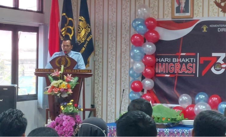 Kepala Imigrasi Kelas II TPI Mimika, Muhamad Agus Sofani memberi sambutan pada peringatan Hari Bhakti Imigrasi