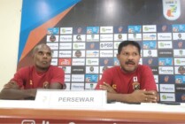 Pelatih Persewar Waropen, Eduard Ivakdalam (Kanan). (Foto: Vidi/ Persipura)