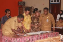 Bupati Asmat Elisa Kambu saat menandatangani naskah hibah barang dan jasa yang bersumber dari APBD Kabupaten Asmat tahun 2022. (Foto: Elgo Wohel/Seputarpapua)
