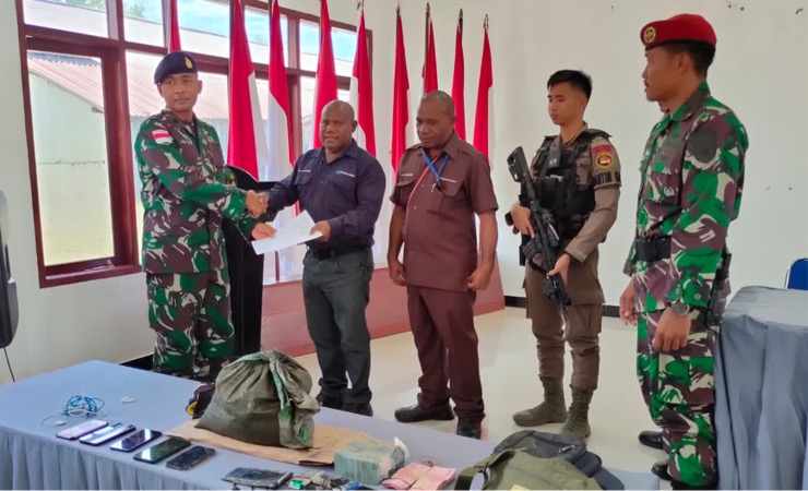 Penyerahan pelaku barang bukti secara simbolis dari pihak Lanal Timika kepada pihak SRM PT Freeport Indonesia untuk ditindaklanjuti ke Kepolisian. (Foto: Saldi/Seputarpapua)