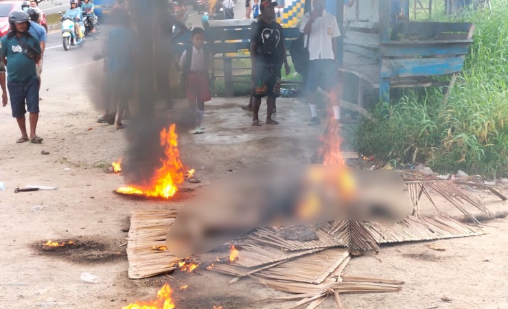 Aksi warga di Kota Sorong, Papua Barat Daya membakar seorang perempuan yang diduga hendak melakukan penculikan anak, Selasa (24/1/2023). (Foto: Ist)