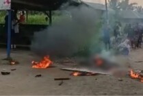 Aksi warga Sorong Kota melakukan pembakaran terhadap seorang perempuan yang diduga hendak menculik anak. (Foto: Capture video)