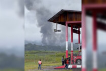 Asap tebal terlihat diduga dari bangunan yang di bakar KKB di Pegunungan Bintang, Senin (9/1/2023). (Foto: Capture Video Amatir)