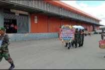 Upacara Militer pelepasan Jenazah Almarhum Serka Jeky, di halaman Cargo Bandara Mozes Kilangin Timika, Papua Tengah, Rabu (25/1/2023). (Foto: Arifin/Seputarpapua)