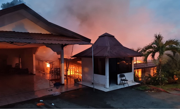 Kebakaran di Rumdis Kapolda Papua Selasa subuh hari. (Foto: Humas Polda Papua)