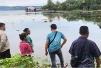 Petugas sedang berada di Danau Sentani, Kabupaten Jayapura, lokasi korban tenggelam saat memancing. (Foto: Polres Jayapura)
