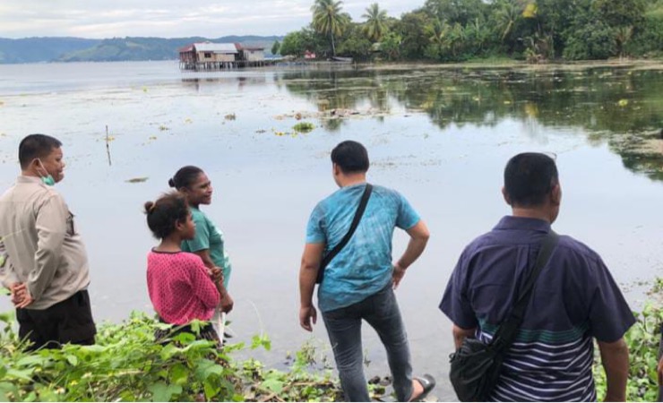 Petugas sedang berada di Danau Sentani, Kabupaten Jayapura, lokasi korban tenggelam saat memancing. (Foto: Polres Jayapura)