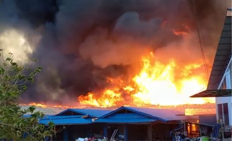 Peristiwa kebakaran terjadi di Pasar Baru Praha Sentani, Kabupaten Jayapura, Papua, Jumat (6/1/2023) sore menghanguskan ratusan kios. (Foto: Alley/Seputarpapua)