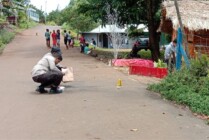 Polisi olah TKP di lokasi ledakan bom di samping rumah Victor Mambor, Senin (23/1/2023) siang. (Foto: AJI Kota Jayapura)