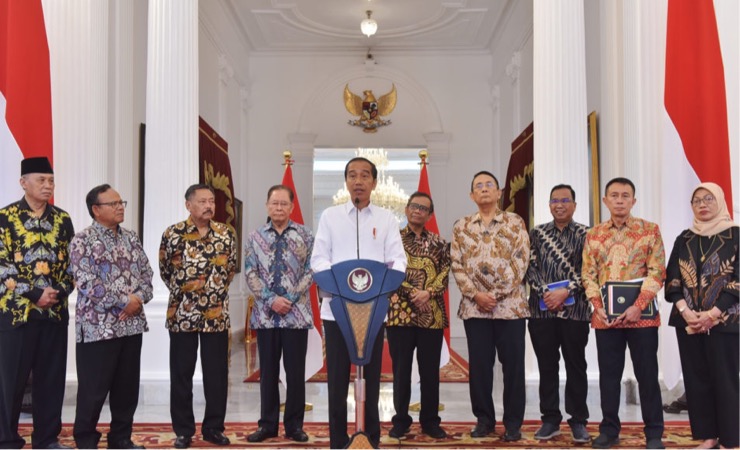 Presiden Jokowi memberikan keterangan pers usai menerima Laporan Tim Penyelesaian Non-Yudisial Pelanggaran Hak Asasi Manusia yang Berat Masa Lalu, di Istana Merdeka, Jakarta, Rabu (11/01/2023). (Foto:Humas Setkab)