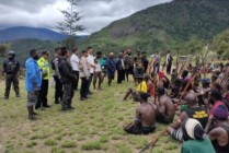 Pihak Kepolisian dipimpin Kapolres AKBP Dicky Hermansyah Saragih berkoordinasi dengan warga yang terlibat pertikaian di Kabupaten Tolikara, Papua Pegunungan, Senin, 2 Januari 2023. (Foto: Humas Polda Papua)