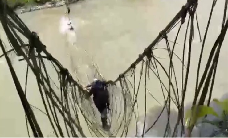 Detik-detik rombongan kedua anggota TNI-Polri yang terjatuh ketika melintasi Sungai Digoel melewati jembatan gantung di Distrik Iwur, Kabupaten Pegunungan Bintang, Provinsi Papua Pegunungan, pada Sabtu 28 Januari 2023. (Foto: Capture video amatir)
