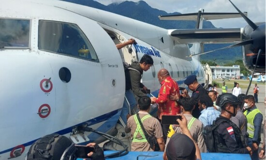 Gubernur Lukas Enembe dikawal aparat keamanan saat naik ke pesawat. (Foto: Ist)