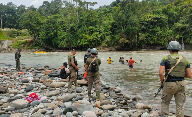 Tim Gabungan TNI-Polri saat melakukan pencarian terhadap korban lainnya, Selasa (31/01/2023). (Foto: Humas Polda Papua)