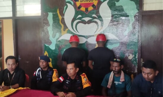 Komandan Batalyon D Pelopor Satuan Brimob Polda Papua menyampaikan keterangan kepada wartawan, Kamis (23/2/2023). (Foto: Emanuel/Seputarpapua)