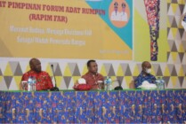 Wakil Bupati Kabupaten Asmat, Thomas E. Safanpo (tengah) menghadiri kegiatan Rapim FAR yang diadakan Dinas Pariwisata dan Kebudayaan Asmat, Jumat (17/2/2023). (Foto: Elgo Wohel/Seputarpapua)