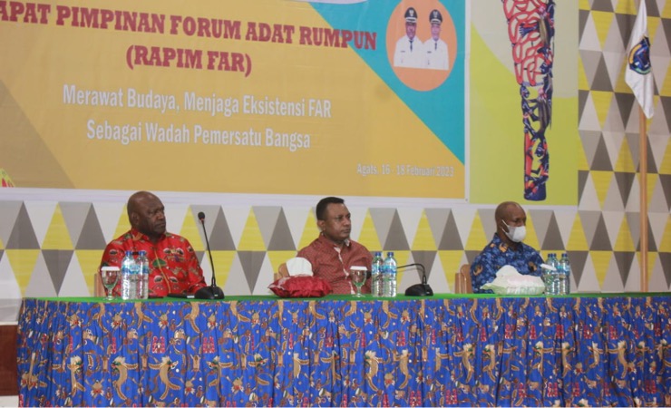 Wakil Bupati Kabupaten Asmat, Thomas E. Safanpo (tengah) menghadiri kegiatan Rapim FAR yang diadakan Dinas Pariwisata dan Kebudayaan Asmat, Jumat (17/2/2023). (Foto: Elgo Wohel/Seputarpapua)