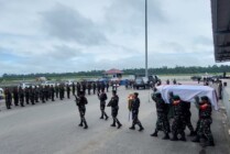 Upacara militer pelepasan jenazah Letda Rian Arfaro. (Foto: Ist)