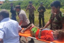 Aparat TNI-Polri mengevakuasi seorang perempuan paruh baya yang merupakan warga eksodus dari Distrik Paro ke Kenyam, Kabupaten Nduga, Papua Pegunungan mengalami sakit dalam perjalanan menuju Kenyam, Jumat (10/2/2023). (Foto: Ist)