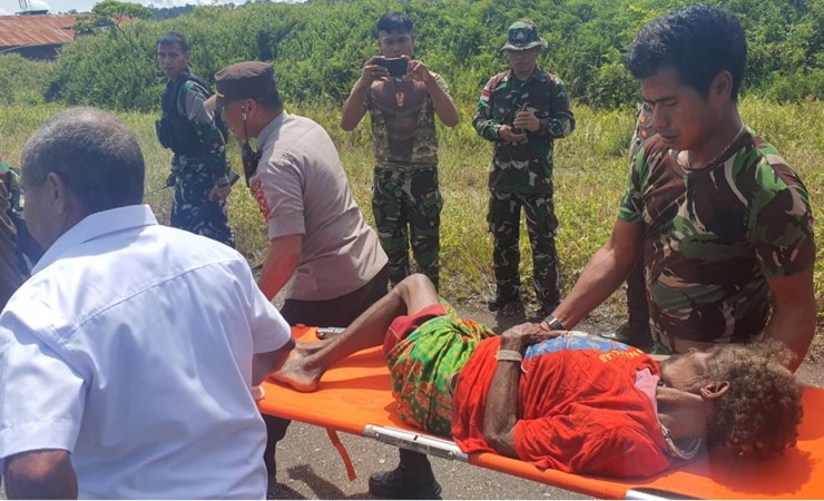 Aparat TNI-Polri mengevakuasi seorang perempuan paruh baya yang merupakan warga eksodus dari Distrik Paro ke Kenyam, Kabupaten Nduga, Papua Pegunungan mengalami sakit dalam perjalanan menuju Kenyam, Jumat (10/2/2023). (Foto: Ist)