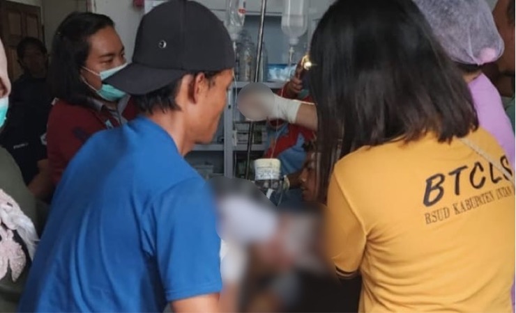 Tim medis RSUD Intan Jaya lakukan penanganan medis terhadap korban Hajar (33) yang bacok OTK di Kabupaten Intan Jaya, Papua Tengah, Jumat (3/2/2023). (Foto: Ist)