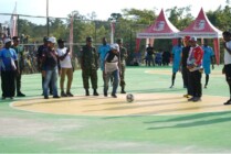 Ketua DPRD Mappi Benediktus Paliling saat melakukan kick off sebagai tanda dimulainya turnamen terbuka futsal Bupati Cup I di dampingi oleh PJ Bupati Mappi Michael Gomar di GOR Futsal Mappi. (Foto: Dok Humas Pemkab Mappi)