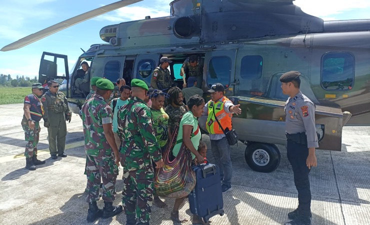 Warga dan 15 pekerja saat tiba di Bandara Mozes Kilangin Timika. (Foto: Pendam XVII Cenderawasih)