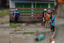 Kedua korban tergelatak setelah menabrak pagar salah satu bangunan dijalan Ahmad Yani, Timika, Papua Tengah. (Foto: Ist)