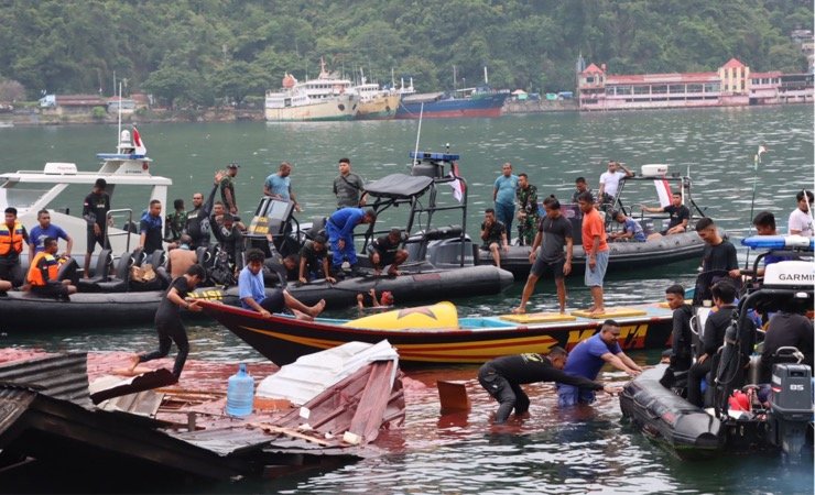 Anggota Polisi saat mengevakuasi korban reruntuhan restoran terapung akibat gempa Kota Jayapura. (Foto: Ist)