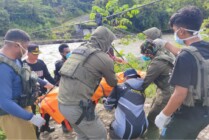 Proses evakuasi jenazah Bripda Risman Rahman oleh tim gabungan TNI-Polri menggunakan katrol menyeberangi sungai. (Foto: Humas Polda Papua)