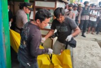 Petugas Kepolisian mengangkat jenazah korban untuk selanjutnya dibawa ke kamar jenazah RSUD Mimika, Papua Tengah, Sabtu (4/2/2023). (Foto: Saldi/Seputarpapua)