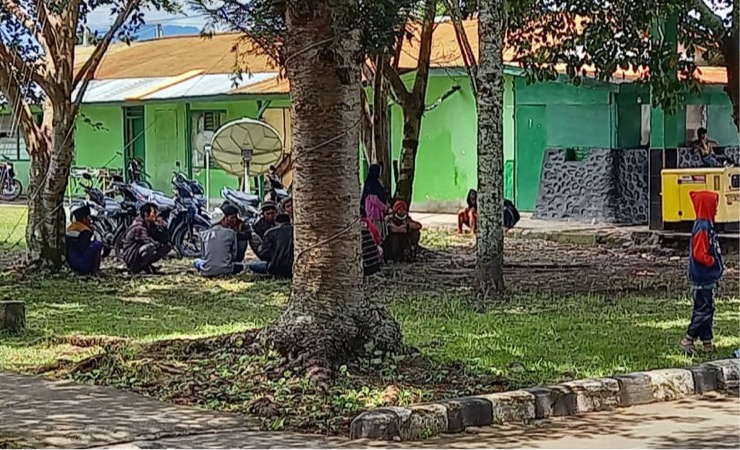 Tampak warga pengungsi Wamena yang tengah duduk-duduk di areal Makodim 1702/JWY. (Foto: Alley/Seputarpapua)