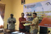 Penyerahan STTS dan DHKP oleh Kepala Bapenda Dwi Cholifah kepada Kepala Bank Papua Alexander Iwan. (Foto: Anya Fatma/SeputarPapua)