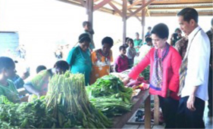 Presiden Jokowi didampingi Ibu Iriana saat mengunjungi Pasar Lokal Keyabi Kabupaten Nduga, Papua (31/12) (Foto:rusman/Setpres)