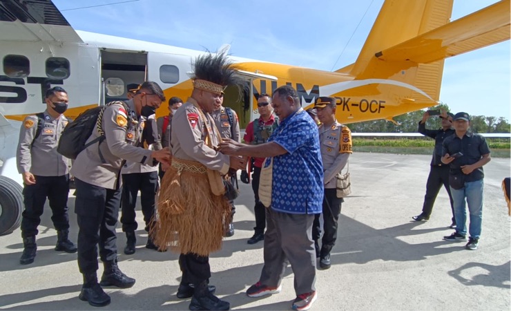 Bupati Asmat Elisa Kambu menyambut kedatangan Kapolda Papua di Asmat, Sabtu (25/2/2023). (Foto: Ist)