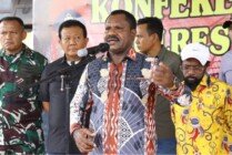 Penjabat Bupati Kabupaten Nduga, Papua Pegunungan, Namia Gwijangge memberikan keterangan dalam konferensi pers di Kantor Pelayanan Polres Mimika, Papua Tengah, Rabu, 8 Februari 2023. (Foto: Saldi/Seputarpapua)