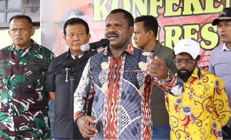 Penjabat Bupati Kabupaten Nduga, Papua Pegunungan, Namia Gwijangge memberikan keterangan dalam konferensi pers di Kantor Pelayanan Polres Mimika, Papua Tengah, Rabu, 8 Februari 2023. (Foto: Saldi/Seputarpapua)