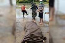 Sesosok mayat diduga Briptu Steven Matheus ditemukan warga dipinggiran Kali Digoel di Distrik Kawagit, Kabupaten Boven Digoel, Papua Selatan, Senin (6/2/2023). (Foto: Ist)