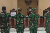 Para terdakwa oknum Prajurit TNI AD saat mendengarkan pembacaan putusan oleh Ketua Majelis Hakim Pengadilan Militer III Jayapura, Rabu (15/2/2023). (Foto: Ist)