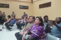 Ketua Harian Kompolnas, Beni Mamoto menghadiri persidangan di Pengadilan Negeri Timika. Foto: Saldi Hermanto/Seputarpapua