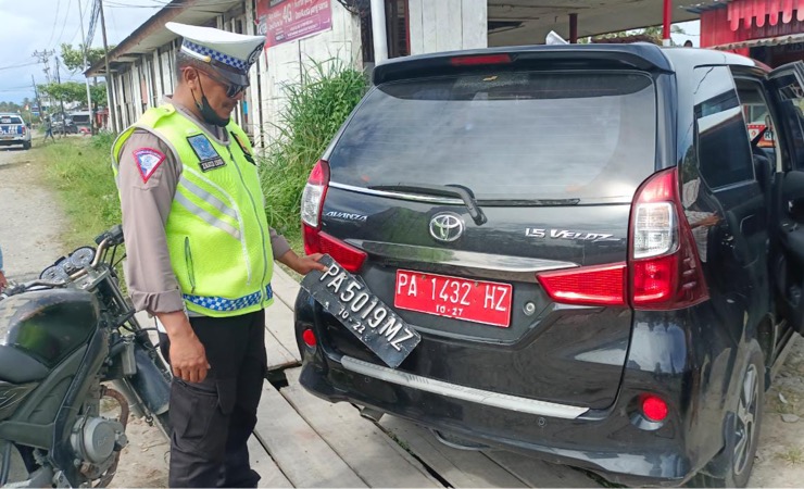 Salah satu kendaraan dinas yang ditemui petugas mengganti plat nomor atau TNKB. (Foto: Mujiono/Seputarpapua)