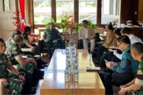Pertemuan TNI dengan Diplomat Selandia Baru di Rimba Papua Hotel, Mimika, Papua Tengah, Senin (13/2/2023). (Foto: Pendam XVII/Cenderawasih)