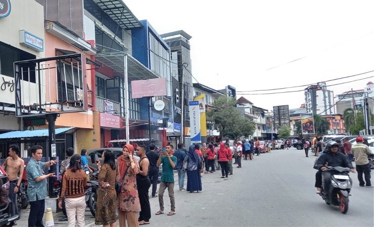 Warga berhamburan ke luar rumah pasca Kota Jayapura diguncang gempa, Kamis (9/2/2023). (Foto: AlleySeputarpapua)