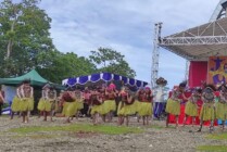 Penampilan tarian khas Papua yang saat perayaan HUT PI ke 168 tahun di Tanah Papua, Minggu (5/2/2023) di Kabupaten Mimika, Papua Tengah. (Foto: Kristin Rejang/Seputarpapua)