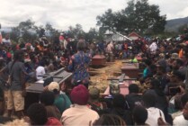 Sembilan korban dimakamkan berdampingan di TPU Sinakma, Wamena, Sabtu (25/2/2023). (Foto: Amin M/Seputarpapua)
